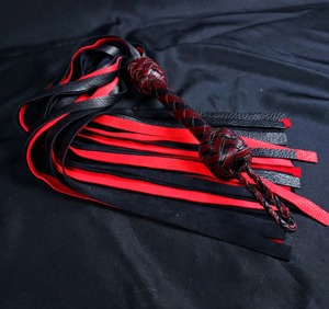 OEM all'ingrosso su misura <span class=keywords><strong>Flogger</strong></span> in morbida pelle con manico in legno stile funzionale Bondage ingranaggio