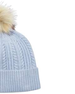 Chapeau beanie en tricot d'hiver personnalisé bleu ciel avec pompon en fausse fourrure, tricot torsadé épais et chaud en mélange de laine acrylique, fabricant personnalisé - Product Image 3