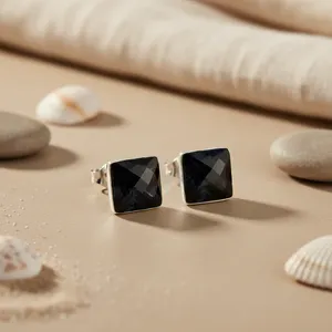 Boucles d'oreilles clous carrées géométriques en onyx noir pour femme, bijoux tendance en argent 925 avec sertissage clos, idéales pour les soirées - Product Image 3