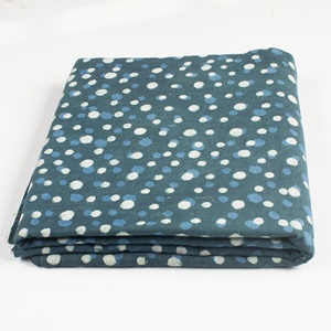 Tissu 100% coton indigo imprimé à la main, motif pois blancs et bleus, style indien, pour la confection de couvertures, d'écharpes et de tissus décoratifs - Product Image 1