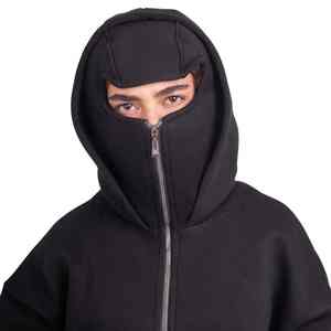 Sweat à capuche avec masque intégré, conçu pour les tenues d'hiver, offrant une douceur et une chaleur confortables, et un design pratique de couverture faciale. - Product Image 2