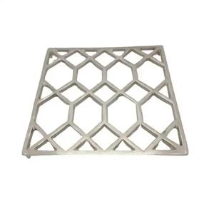 Sous-plat rond en métal argenté résistant à la chaleur, design moderne, écologique et durable pour les tables à manger - Product Image 4