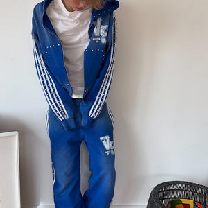 Conjunto de Sudadera con Capucha y Pantalones de Chándal Estilo Streetwear con Parches, Lavado Ácido, Remaches y Cremallera, Fabricado a Medida - Product Image 4