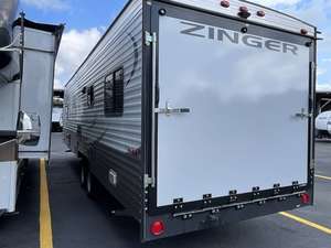 Autocaravana Crossroads Zinger 288RR de 2017, usada, para camping, con tienda de campaña en el techo. - Product Image 4