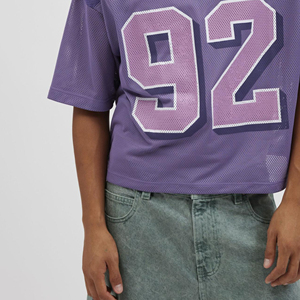 Camiseta de fútbol de malla deportiva personalizada para hombre, camiseta transpirable con cuello en V y manga corta, tejido de punto con logotipo frontal para deportes de verano - Product Image 4