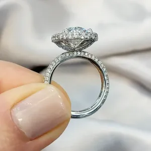 แหวนหมั้นเพชรโมอิสซาไนต์ทรงรี 3.88 กะรัต เงินแท้ 925 ประดับเพชรแบบวงแหวนหรูหราสง่างาม - Product Image 1