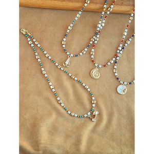 Collier de perles sur le thème de l'océan avec placage or, pendentifs et breloques élégants et tendance pour la revente - Product Image 1