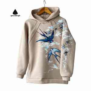 Sudadera con Capucha Personalizada con Estampado, Diseño de Golondrina y Nube Bordada y Pintada, Manga Raglán, Algodón - Product Image 1