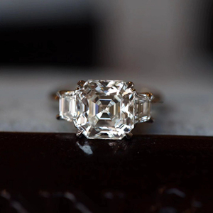Bague de trilogie de luxe Asscher Cut avec côtés trapézoïdaux coupés à la main 4.7 carats Moissanite Bague de mariage de style célébrité faite à la main - Product Image 4