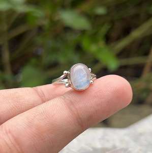 Bague artisanale vintage fantaisie en pierre de lune arc-en-ciel, en argent sterling 925, bijou en pierre précieuse naturelle, cadeau pour elle, pour mariage ou fête - Product Image 1