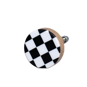 Bouton de meuble rond en résine avec motif à carreaux noir et blanc, poignée de meuble traditionnelle pour tiroir et porte, installation facile - Product Image 1