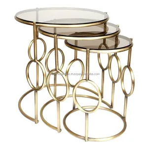 Tubo di metallo accento nidificazione tavolo Set di tre con placcatura in oro finitura forma rotonda con vetro trasparente piano per soggiorno
