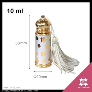 Flacon de parfum Attar de haute qualité de 5 ml, élégant cylindre vide avec surface sérigraphiée, breloque en forme de pompon et bouchon à vis - Product Image 2