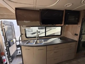 Remolque de Campamento Usado Winneb-a-g-o V-i-e-w 24D 2018 en Venta - Product Image 4