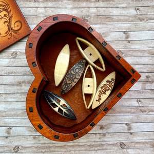 Boîte à bijoux en bois artisanale en forme de cœur, organisateur en bois massif écologique pour bagues et boucles d'oreilles - Product Image 2