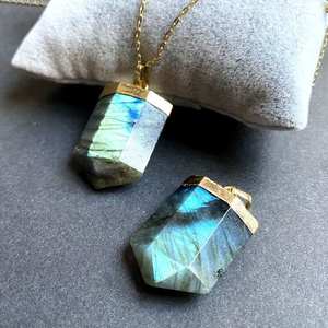 Collier pendentif en pierre de labradorite polie de style vintage Cadeau de bijoux en cristal plaqué or ou argent - Product Image 2