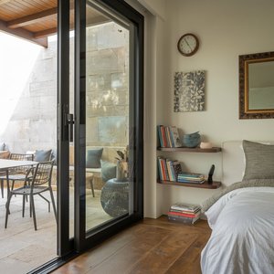 Porte coulissante double pliante en aluminium et verre, isolante thermiquement, finition moderne pour entrée, jardin, appartement, entrepôt - Product Image 1