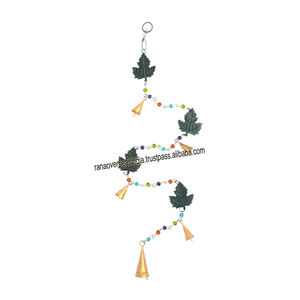 Carillons éoliens suspendus en métal à quatre feuilles avec cloches et perles pour décorations intérieures et extérieures. - Product Image 5