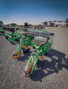 Nueva máquina sembradora de maíz neumática de 2-4 filas, sembradora de granja con caja de fertilizante y sembradora disponible con motor - Product Image 3