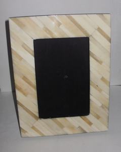 Marco de fotos artesanal con incrustaciones de hueso y rayas diagonales, de lujo, color crema natural, con un elegante diseño lineal para un estilo moderno. - Product Image 4
