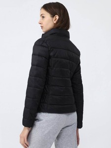 Chaqueta acolchada con capucha acolchada para mujer de la mejor calidad en negro Nuevo diseño con tela transpirable y decoración de letras de piel de oveja - Product Image 6