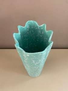 Vase en résine artisanal décoratif pour la maison, le bureau ou la décoration d'événements - Design moderne pour fleurs fraîches ou artificielles (personnalisable) - Product Image 3