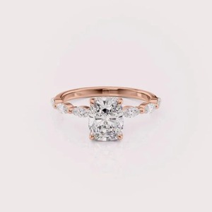 Bague de fiançailles en diamant de laboratoire taille coussin en or blanc/rose et or jaune 18 carats, solitaire avec pierres latérales - Product Image 6