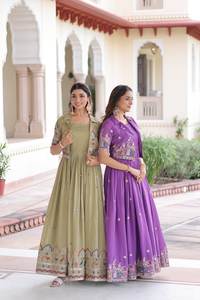 Nuovo Arrivo all'Ingrosso: Abito da Donna in Seta Vichitra con Paillettes, Ricami Zari e Lavorazioni a Filo per Occasioni Eleganti o Eventi - Product Image 4