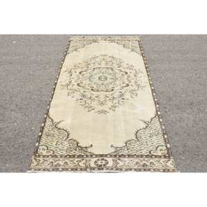 Alfombra de lana turca Vintage, alfombra de área de 4 'x 8', beige clásico con respaldo de látex de retazos, diseño de pasillo rectangular para cabecera - Product Image 1