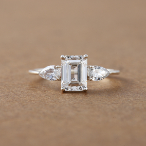 2.50 CT émeraude taille laboratoire cultivé diamant trois pierres réglage luxueux bague de fiançailles en argent Sterling bague cadeau pour les femmes IGI - Product Image 1