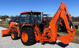 Tractor compacto reacondicionado Kubota L3240 32HP 4WD con cargador y retroexcavadora diésel versátil para paisajismo agrícola y construcción - Product Image 3