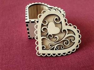 Boîte à bijoux multifonction en bois artisanal en forme de cœur, finition polie, bois naturel, rangement pour bagues, boucles d'oreilles, colliers - Product Image 4