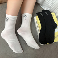 Chaussettes unisexes mi-mollet décontractées pour hommes, chaussettes de sport respirantes en tricot à coupe haute, design croisé noir/blanc pour couple