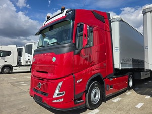 Camion routier longue portée d'occasion Red FH Euro5, modèle phare, 4-6L D13 V6 540HP, conduite à gauche, 4x2, transmission automatique, capacité de charge 11-20T, faible consommation de carburant - Product Image 4