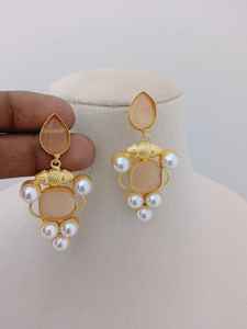 Ensemble de boucles d'oreilles en plaqué or avec rubis Royale et perle, fusion moderne, design unique, laiton lourd, design personnalisé - Product Image 4