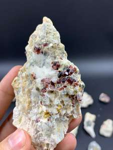 หินแกรนท์ธรรมชาติคุณภาพสูง ตัวอย่างคริสตัลสีขาวทอง แร่ธาตุ 1600 กรัม จากสการ์ดู ปากีสถาน สำหรับสะสมและตกแต่ง - Product Image 4