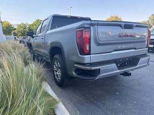 GMC Sierra 1500 SLT Crew Cab 4x4 2024 d'occasion en excellent état, conduite à gauche, sièges en cuir, pneus R15, régulateur de vitesse adaptatif - Product Image 4