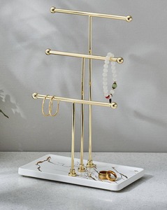 Support élégant en or avec plateau blanc pour une décoration intérieure élégante, idéal pour servir des snacks, des gâteaux et des fruits, parfait pour le mariage et la fête. - Product Image 1