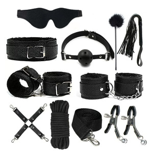 Set de Juguetes Sexuales de Bondage con Traje de Restricción, Pinzas para Pezones, Antifaz, Mordaza de Bola y Esposas - Product Image 5