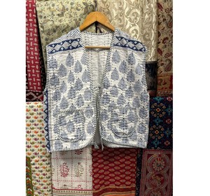 Veste courte gilet, veste matelassée en coton imprimé feuille, gilet avant cravate de style bohème, cadeau de demoiselle d'honneur sans manches imprimé bloc matelassé - Product Image 1