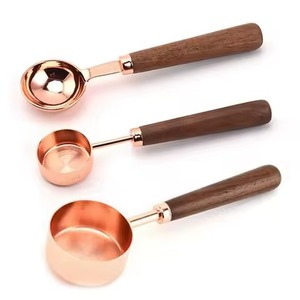 Tasse à mesurer en cuivre avec poignée ergonomique conçue pour une cuisson et une préparation culinaire fluides sans déversement d'ingrédients - Product Image 5