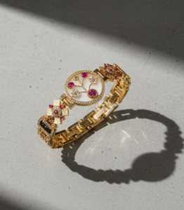 Bracelet élégant en or avec pierre pleine, design fantaisie, parfait pour les femmes, tenues de fête et célébrations spéciales - Product Image 1