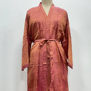 Kimono long en soie pour femme, motifs complexes, tissu doux, idéal pour mariages, événements formels, style indien, plage, vintage - Product Image 1