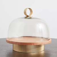 Support à gâteau rond en verre à motif de bandes métalliques dorées avec base en bois, écologique, fait main, élégant, avec poignées pour le service