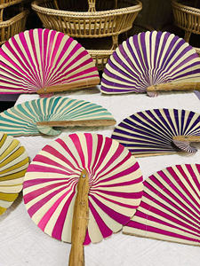 Ventilador decorativo hecho a mano de hoja de palma, accesorio de refrigeración respetuoso con el medio ambiente, recuerdo de boda ligero para exteriores de Vietnam - Product Image 2