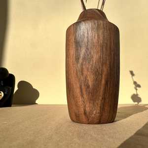 Jarrón hecho a mano de madera de nogal para flores secas para granja y decoración minimalista moderna - Product Image 4