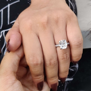Solitaire Pave Set Anillos de compromiso de boda para mujeres tachonados con cojín Diamantes cultivados en laboratorio en oro sólido de 10K - Product Image 2
