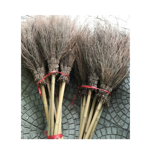 Balai vietnamien artisanal avec poignée en bambou pour une utilisation en extérieur et en intérieur - Product Image 1