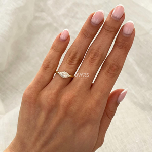 แหวนหมั้นทรงมาร์ควิสสามเม็ด ดีไซน์หรูหรา ประดับเพชรเลี้ยงในห้องปฏิบัติการ คุณภาพ VVS พร้อมใบรับรอง IGI เครื่องประดับชั้นดี สีขาวโรส - Product Image 6