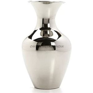 Ensemble de trois vases de luxe en métal au fini argent brillant présentant des formes incurvées élégantes et un design unique, parfaits pour la maison. - Product Image 1